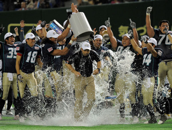 2011年ライスボウル勝利時に選手に囲まれる大橋氏の写真