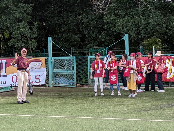 大会で保護者に試合を解説する登張氏の写真
