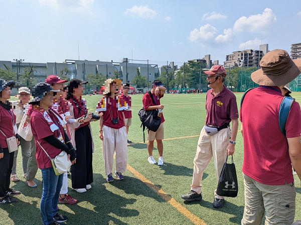 ユーモアを交えて試合を解説する登張氏の写真